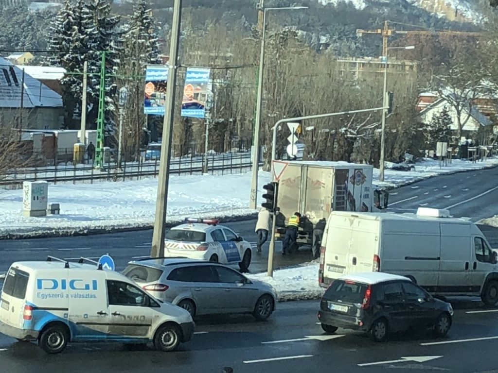 Fotó – Így segítettek az elakadt teherautósnak a rend éber őrei