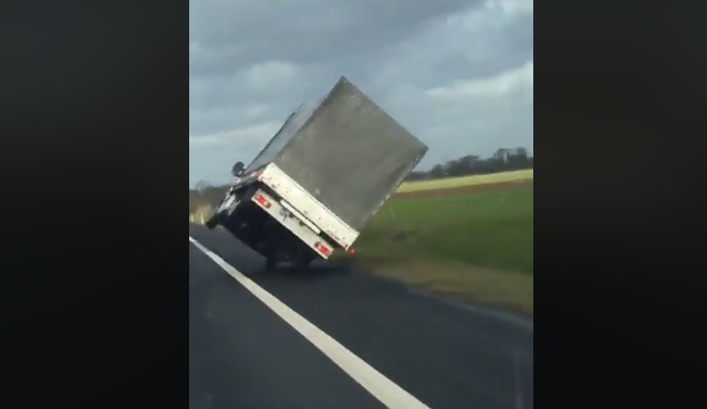 Videó – Papírlapként fújta el a kisteherautót a szél