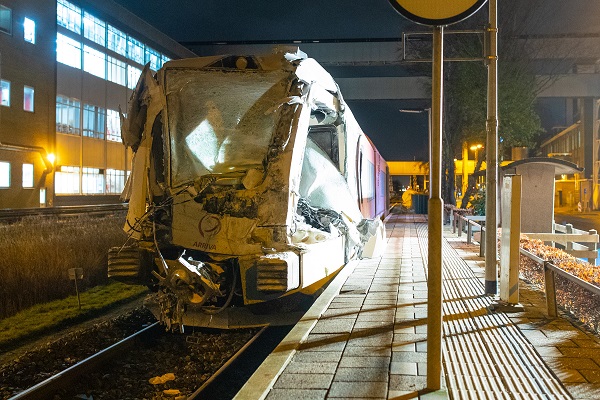 Videó – Kettészakította a vonat a síneken elakadt kamiont
