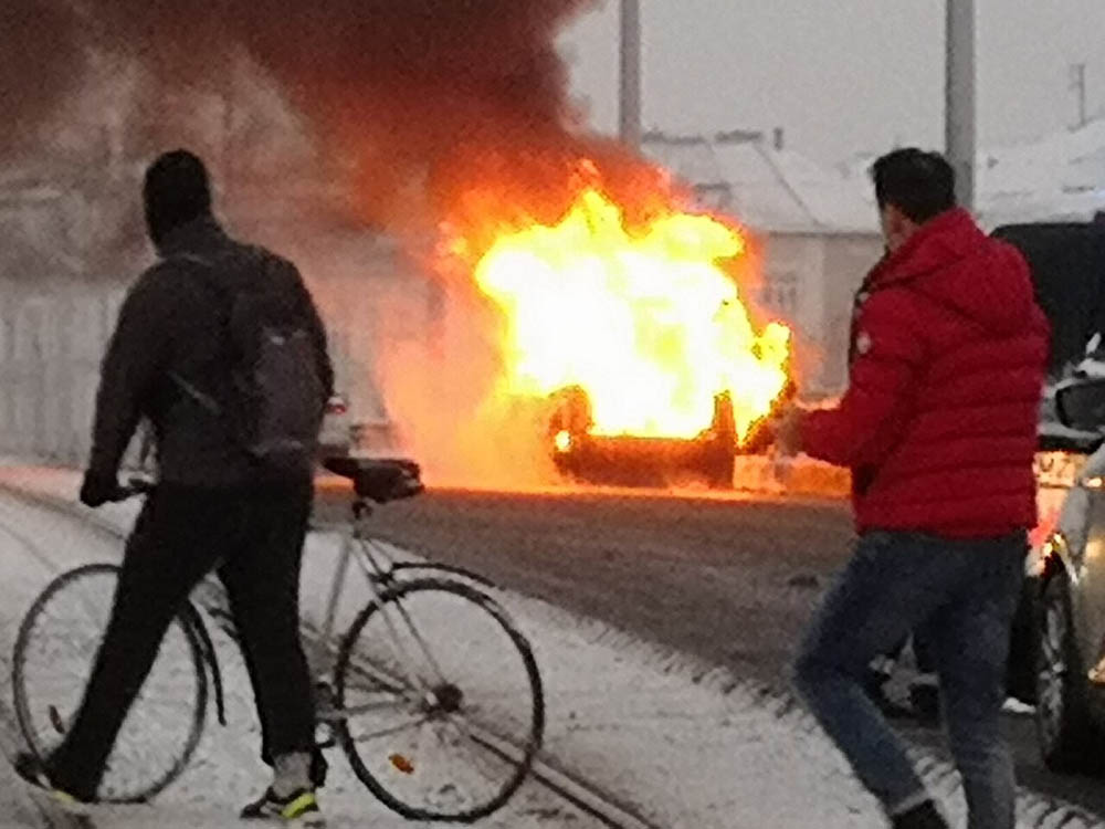 Beperelte a BMW-t egy magyar férfi a leégett autója miatt