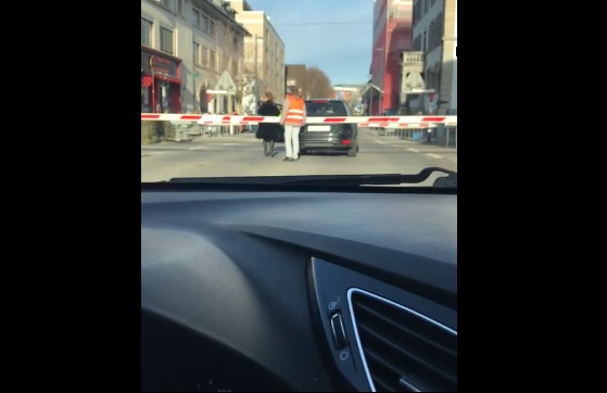 Videó – Ez durva! Sorompó közé ragadt autóson próbált segíteni a férfi, de jött  vonat