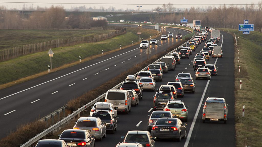 Elkezdődött az M1-es bővítése, mindkét irányban három sáv lesz