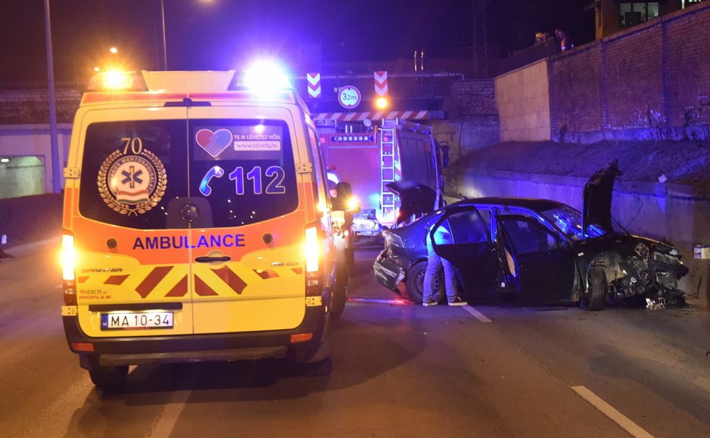 Fotók – Falnak csapódott majd még 73 métert sodródott az autós olyan részen, ahol 30-as tábla van