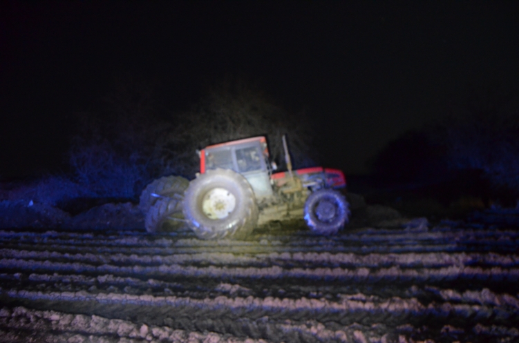Fotók – Saját traktorjának kerekei alá szorult egy férfi Tiszaszentimrén