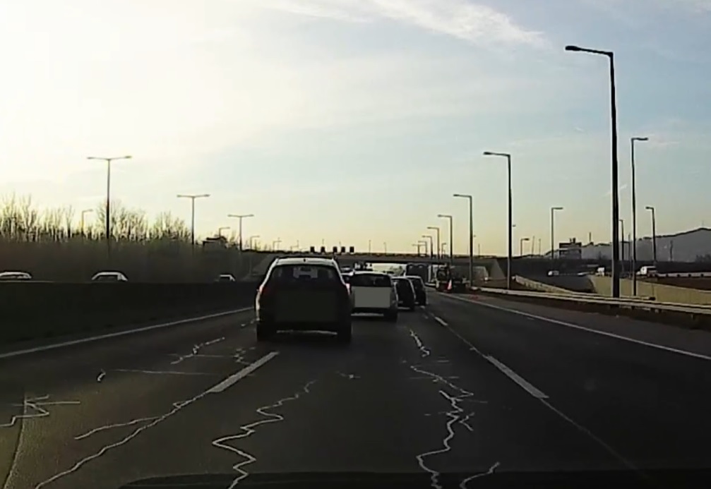 VIDEÓ: Büntetőfékezős Audi Vs. Ford acsarkodás az M1/M7 kivezetőn