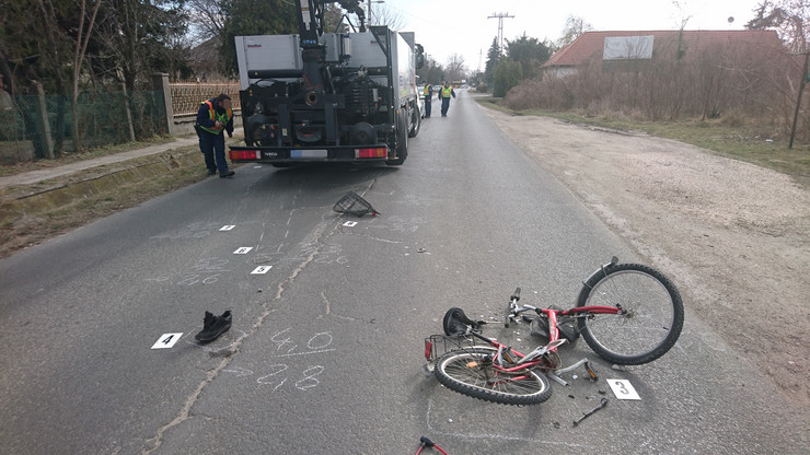 Fotók – Halálra gázolt egy kamion egy biciklist a tököli Csépi úton kedd délelőtt