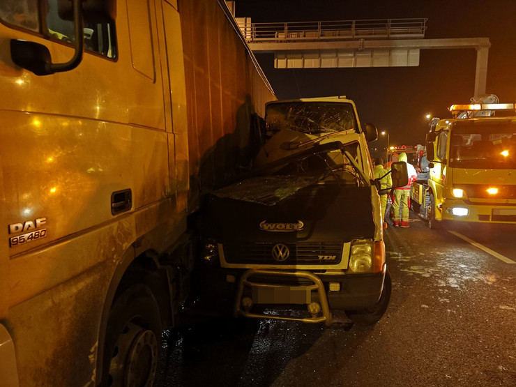 Fotók – Kamion, tréler és autó karambolozott az M0-s autóúton csütörtök este