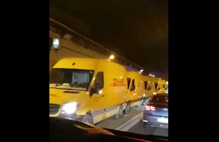 VIDEÓ: 5 db. egyforma cégautó rohant egymásba a Stuttgarti reptéri alagútjában