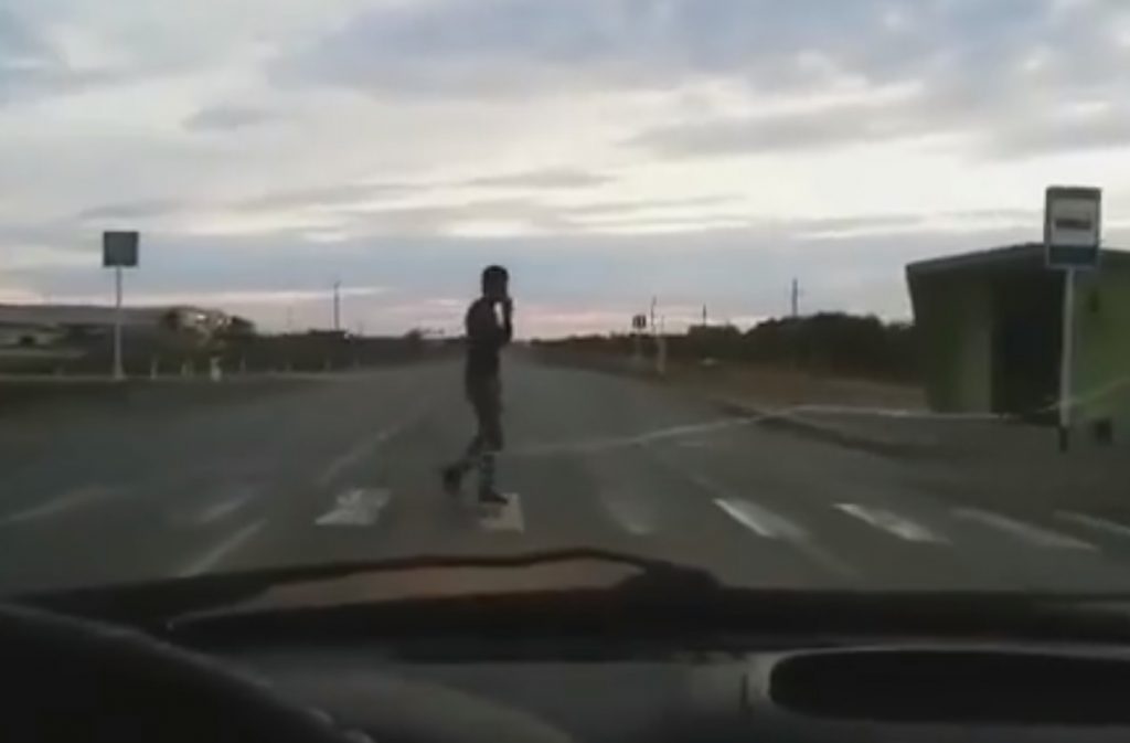 VIDEÓ: Na ezzel a „dudával” garantáltan megsürgeted a gyalogost