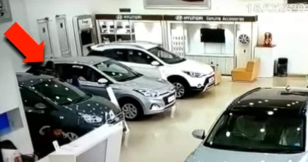 VIDEÓ: Az autószalonok réme megjelent és „tarolt”