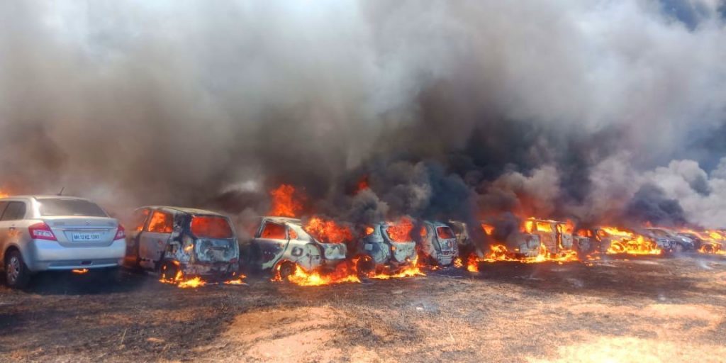 VIDEÓ: 300 autó égett el Indiában egy légiparádé parkolójában