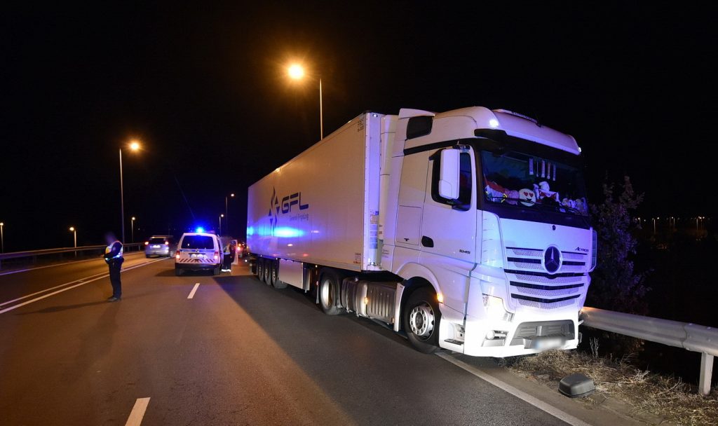 Fotók – Sztrókot kaphatott a kamionsofőr, aki szembe ment a forgalommal a 87-es főúton