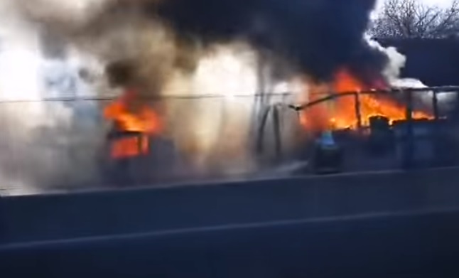 Videó – Kigyulladt és teljes terjedelmében égett egy kamion az M7-es autópálya Budapest felé vezető oldalán
