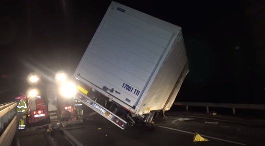 Videó – Idős férfi rohant autójával egy balesetet szenvedett kamionba, ráadásul a mentés közben az ék is széttört