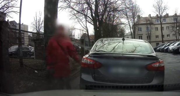 Videó – Végigkarcolta az autókat, mert szerinte azok rosszul parkoltak
