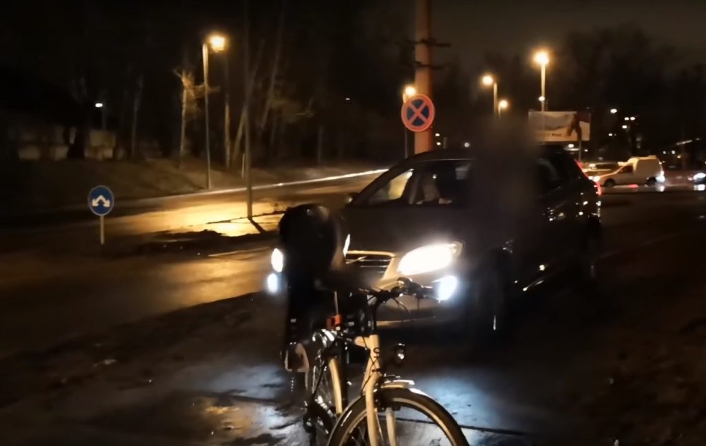 VIDEÓ: Laci “beleállt” a szabálytalan autósokba, akik kerékpárúton közlekednek, parkolnak