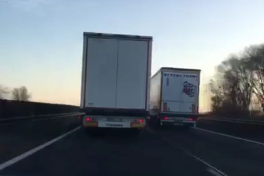 VIDEÓ: Közel 3 percig előzte a kamion a kamionokat az M3-on Miskolc felé