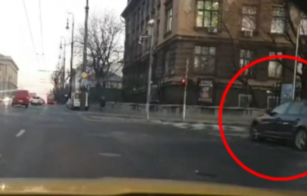 VIDEÓ – Döbbenet: Aluljáróban, a járdán haladt, majd mint gyalogos, távozott
