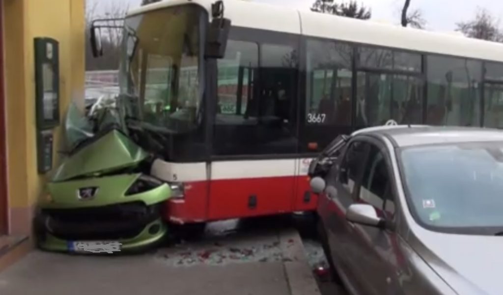 VIDEÓ: Házfalra kente a Peugeot-t, a prágai busz