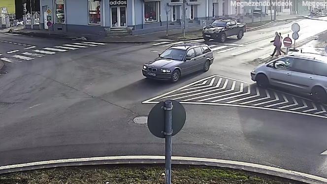Videó – A rendőrség azonnal előállította a stoptáblát figyelmen kívül hagyó autóst
