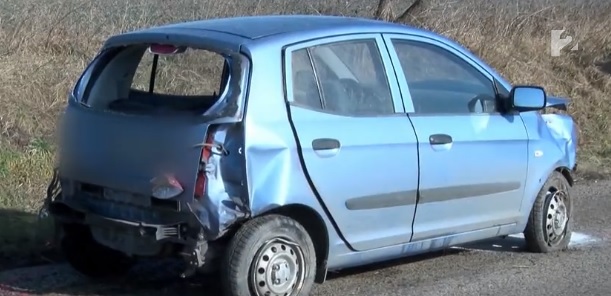 Videó – A hátsó szélvédőn repült ki a fiatal lány miután vaddal ütközött, majd árokba csapódott az autó
