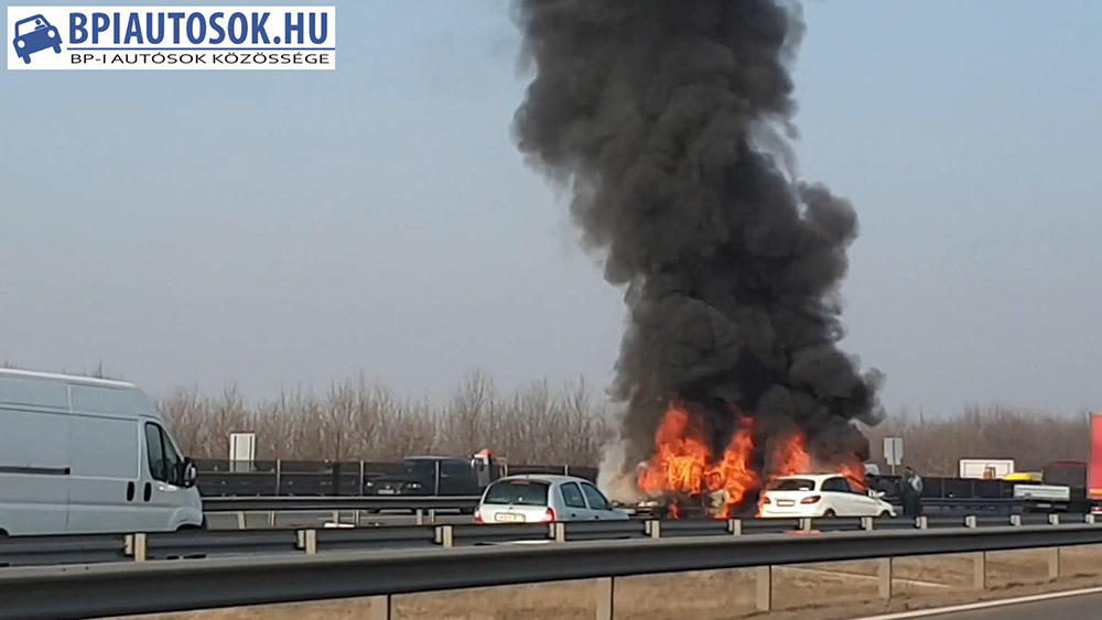 VIDEÓ: Óriási lángokkal ég két autó az M0 fóti lehajtónál