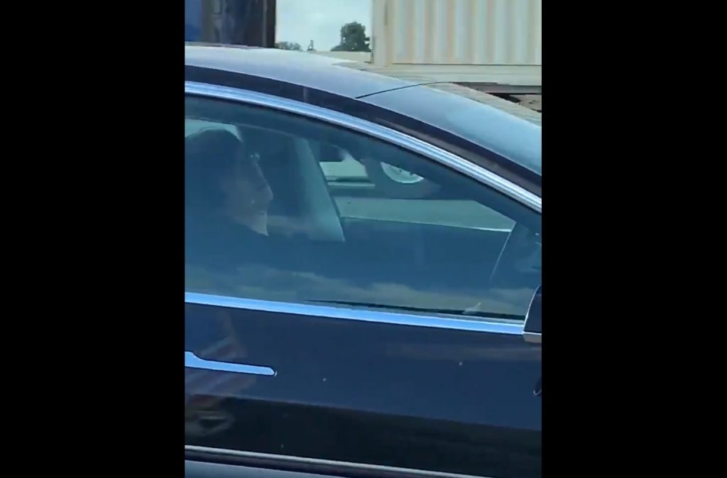 VIDEÓ: Így aludt a Teslában a sofőr, 120-nál