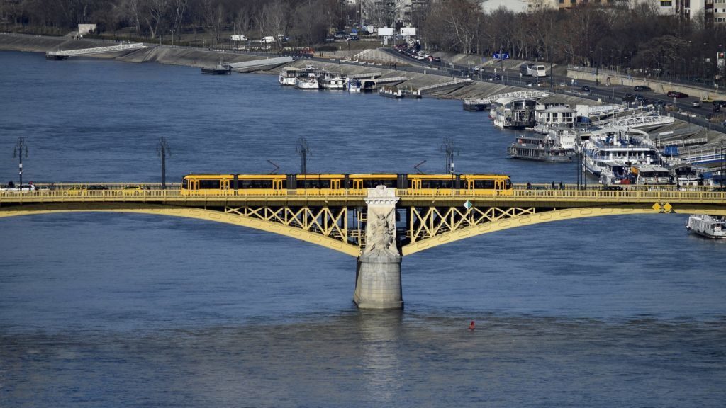 Tisztítási munkálatok miatt délutánig zárva lesz a Margit híd egyik sávja