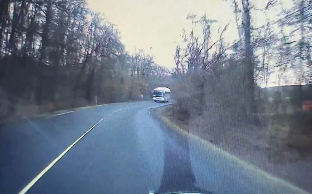 VIDEÓ: Buszos sokkolta az autóst. Centiken múlott a tragédia Oroszlánynál