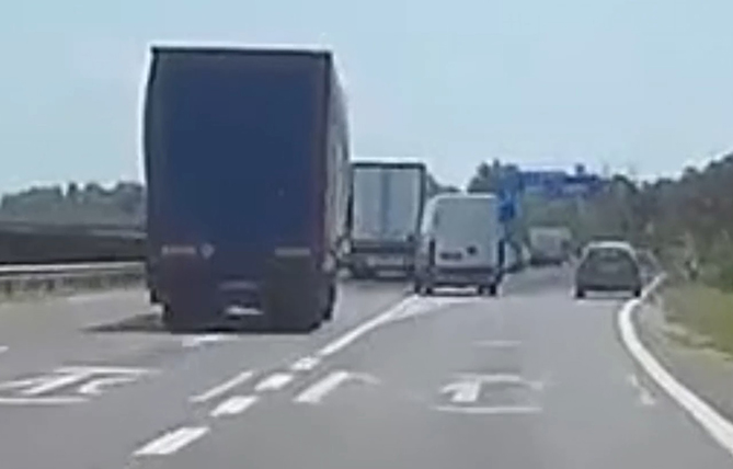 VIDEÓ: Óriásit mentett a kamionos az M0-son