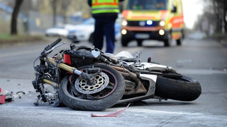 SMS-ezett gyorshajtás közben, halálra gázolt egy motorost