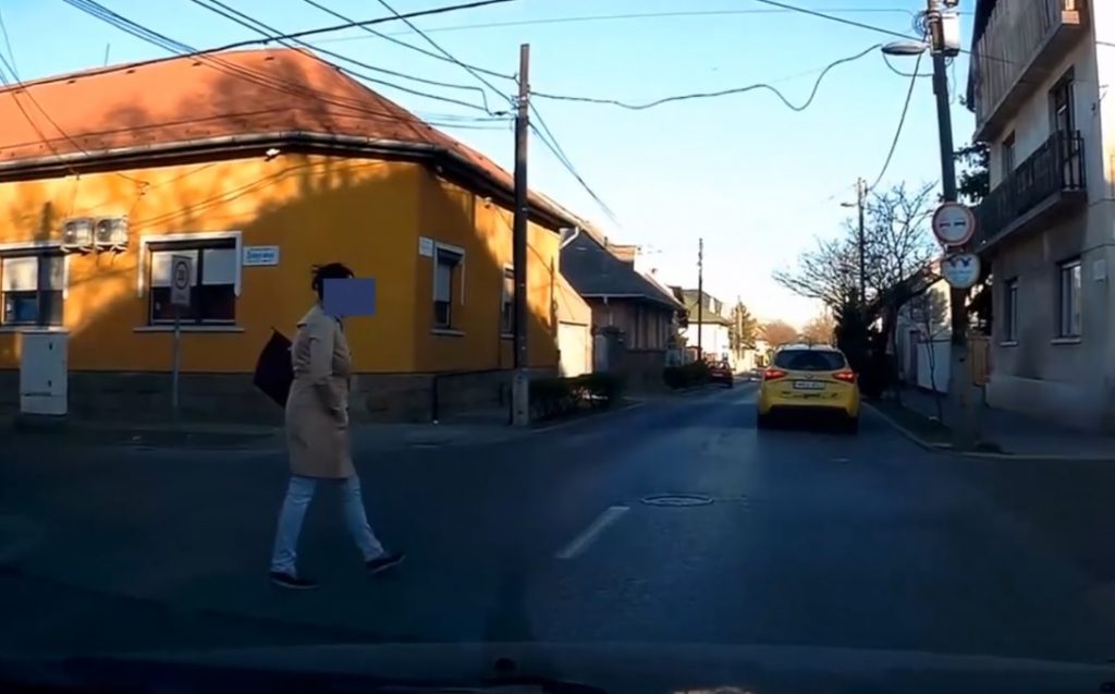 VIDEÓ: Ez az, amit soha ne csinálj gyalogosként, ha csak nem akarsz öngyilkos lenni