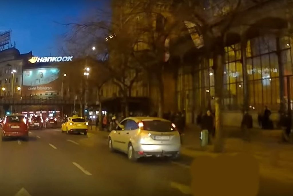 VIDEÓ: Végre valaki nem balhézni szállt ki a kocsiból, a lámpánál