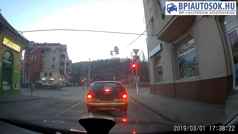 VIDEÓ: Sokáig áll a pirosnál, majd megunja és 2 mp-en múlik a baleset