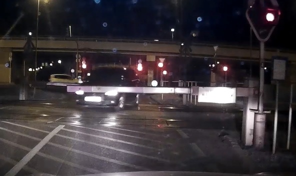 Videó – 19-re lapot húzott-Lezárt sorompó és tilos jelzés ellenére hajtott át a síneken