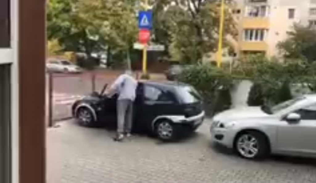 VIDEÓ: Beszorították a parkolóba, de Ő a világ legelegánsabb módján oldotta meg.