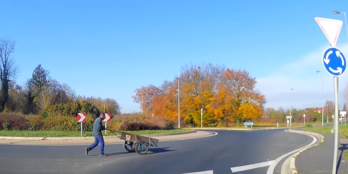Videó – Kézikocsival a körforgalomban, ilyennel is lehet találkozni