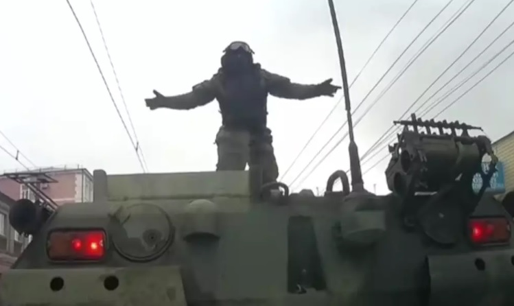 Videó – Két BTR, négy autó: ilyen egy „koccanás” Oroszországban