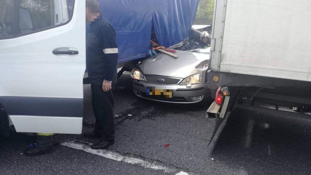 Fotók – Kisteherautóval ütközött egy személyautó az M1-esen, egy ember a helyszínen meghalt