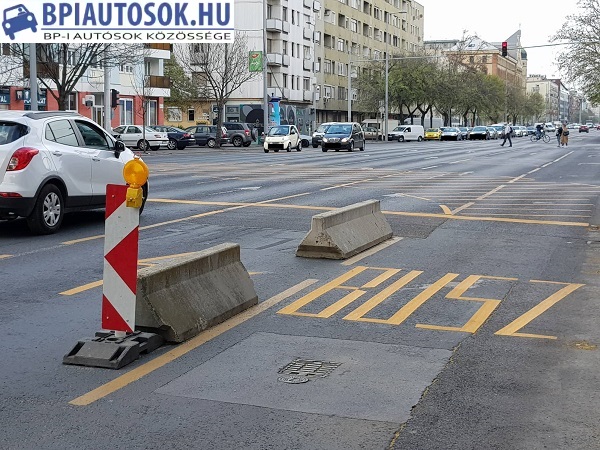Fotók – Szerintünk életveszélyes betonelemeket helyeztek ki terelés céljából a Váci úton