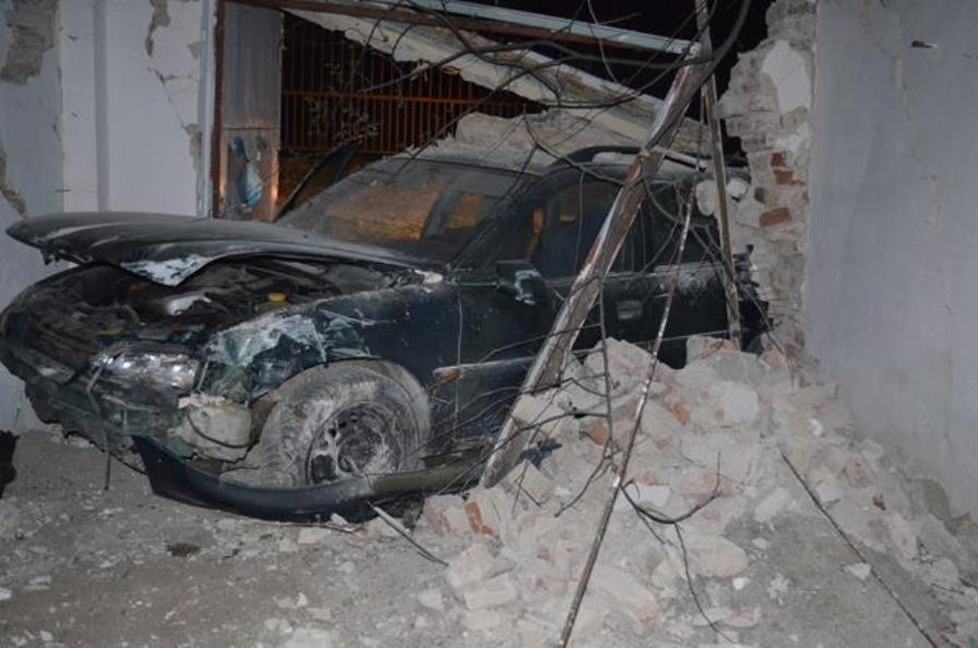 Fotók – Ellopta kollégája autóját, majd részegen nekihajtott egy falnak miközben üldözték a rendőrök