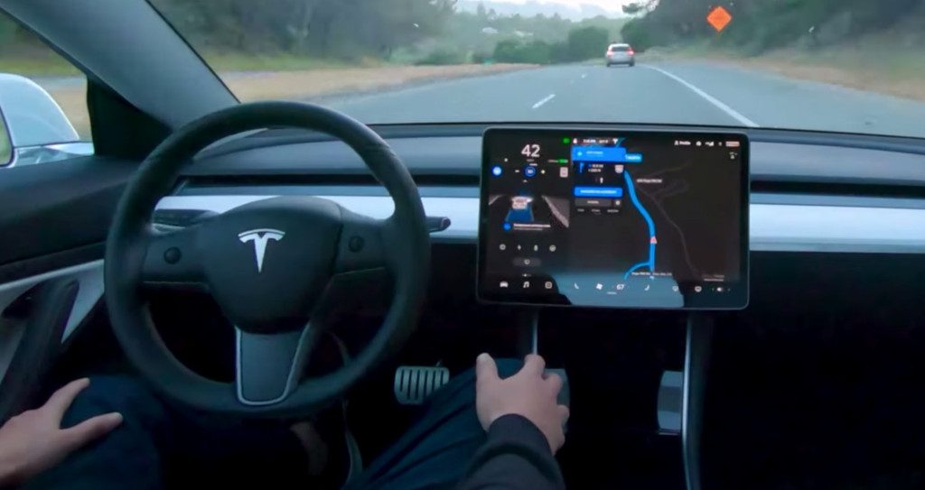 Videó – Bemutatták a Tesla teljesen önvezető rendszerét