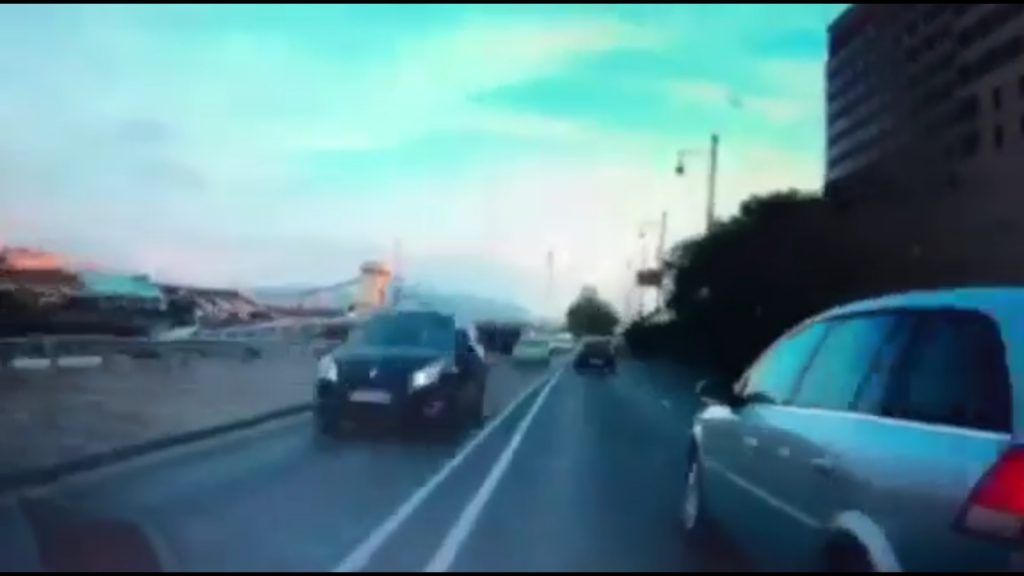 VIDEÓ: Így zúzták le olvasónk autóját és hagyták el a helyszínt