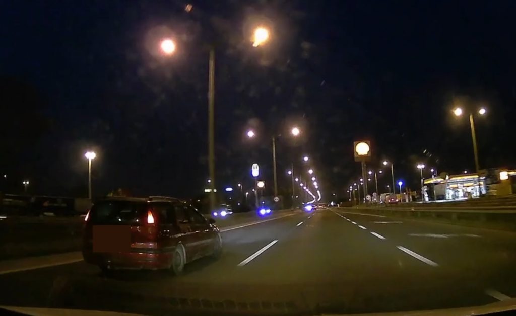 VIDEÓ: Mikor sikít a gumi, akkor már megvalósul a közúti veszélyeztetés???