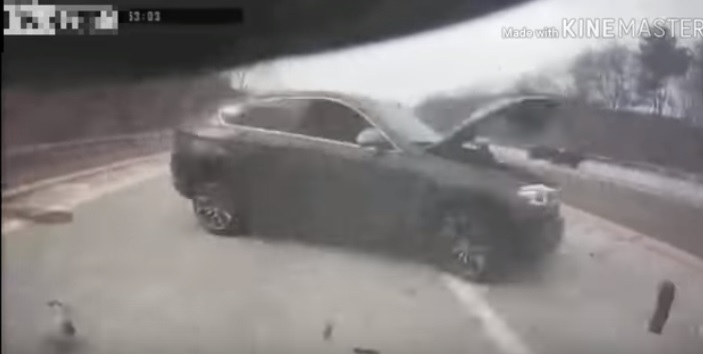 Videó – Ez az autós úgy vágta telibe hátulról a másikat, mintha át akart volna menni rajta