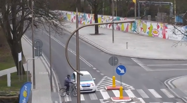 Videó – Lendületből fordult a bringás a járdáról a zebrára- el is ütötték