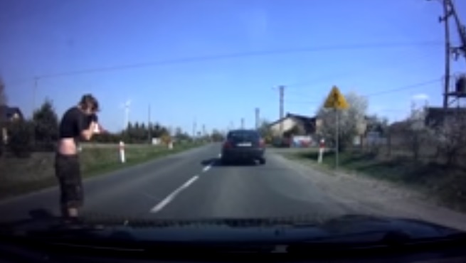 Videó – Gázspray-el tett pontot az autós konfliktus végére a sofőr