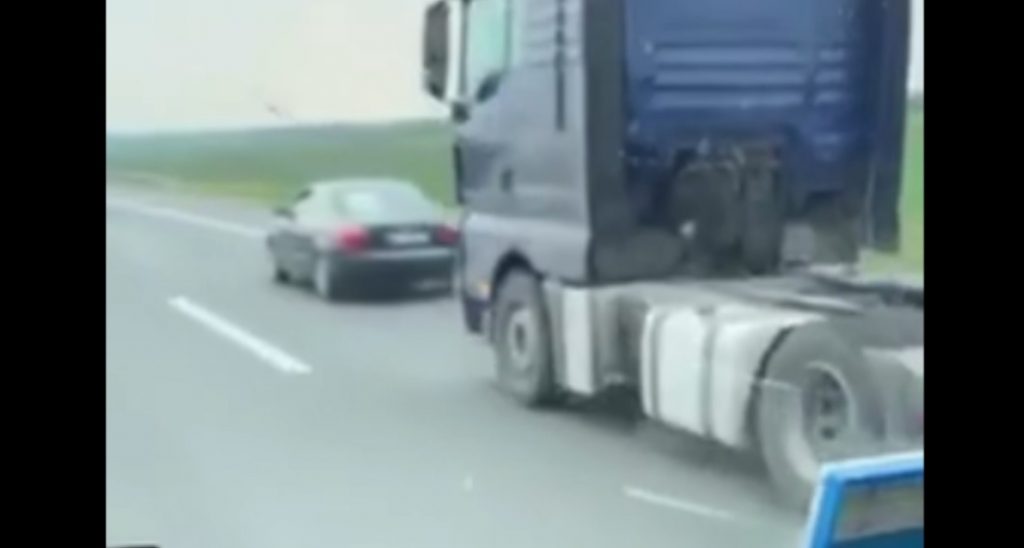VIDEÓ: Megőrülsz! Audi vontat kamiont az autópályán