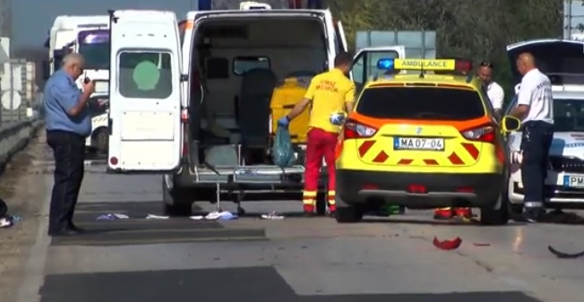 Videó – Leszakadt a lába a karambolban egy motorosnak, az autósok egy vontatókötéllel szorították el az ütőerét