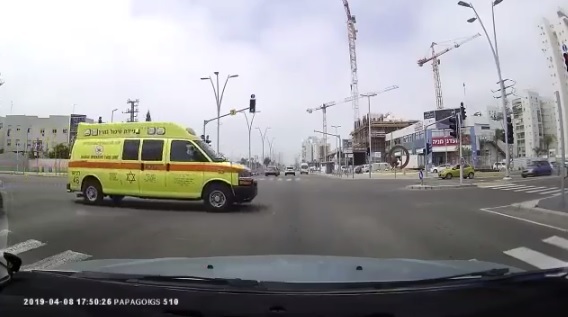 Videó – Már épp átért volna a szirénázó mentő a kereszteződésen, de egy autósnak mégis sikerült telibe találnia!